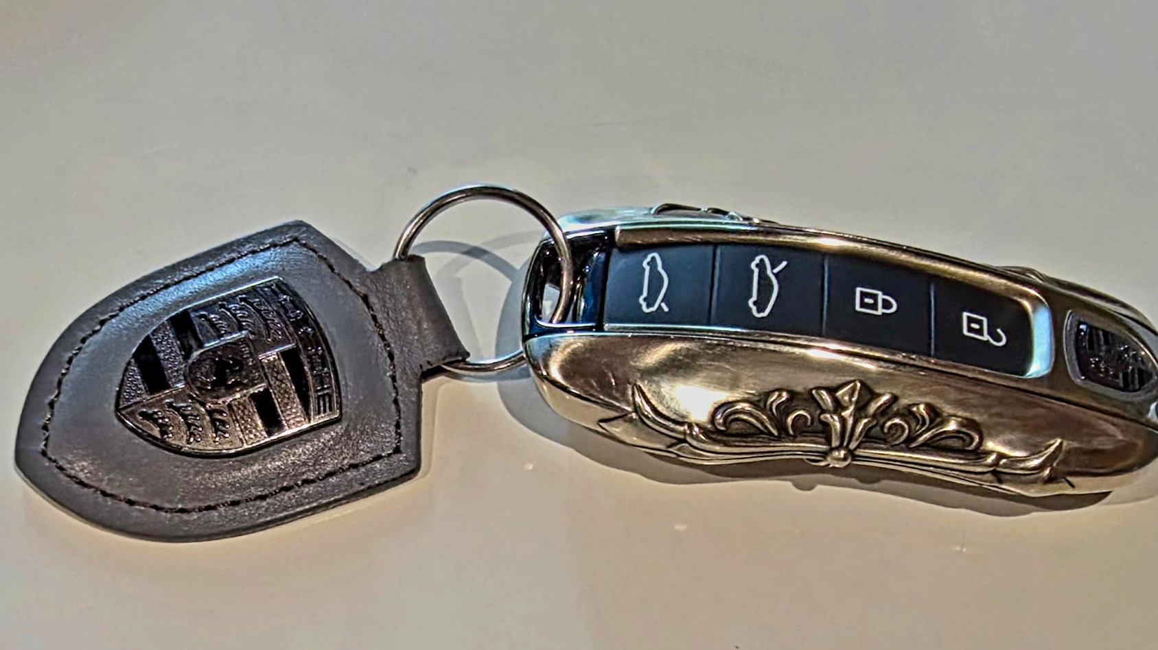 Customer photo of an IGNIS ARGENTUM key case showing OEM-like fit, polished finish, and solid metal feel
