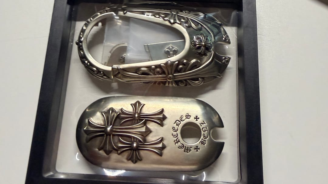 Customer unboxing photo showing an IGNIS ARGENTUM key case with precise fit and premium presentation