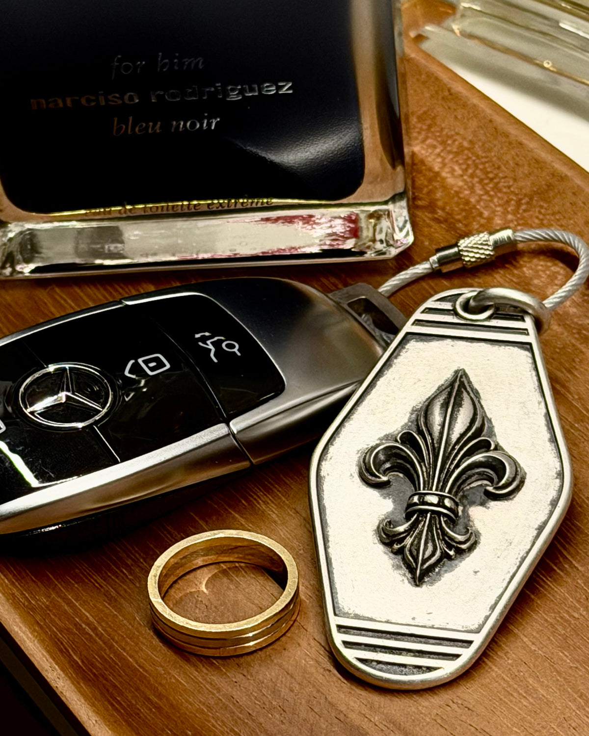 Royal Fleur Personalized Silver Keychain, engraved front detail