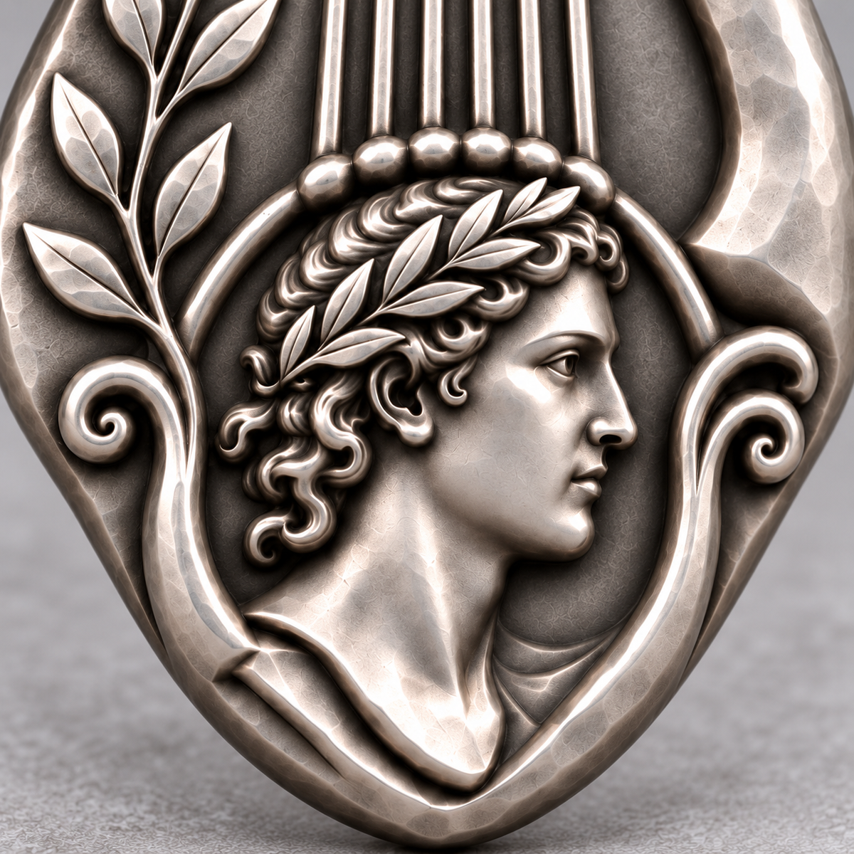 Apollo upgraded pendant — 银质表面近照; design visualization, styling accessories excluded