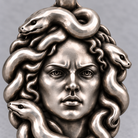 Medusa upgraded pendant — 银质表面近照; design visualization, styling accessories excluded