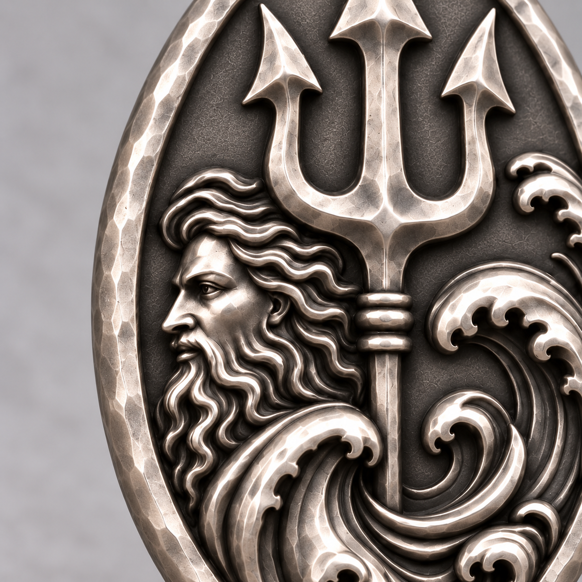 Poseidon upgraded pendant — 银质表面近照; design visualization, styling accessories excluded