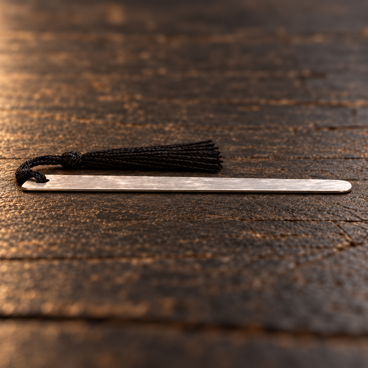 Low side profile of the thin bookmark